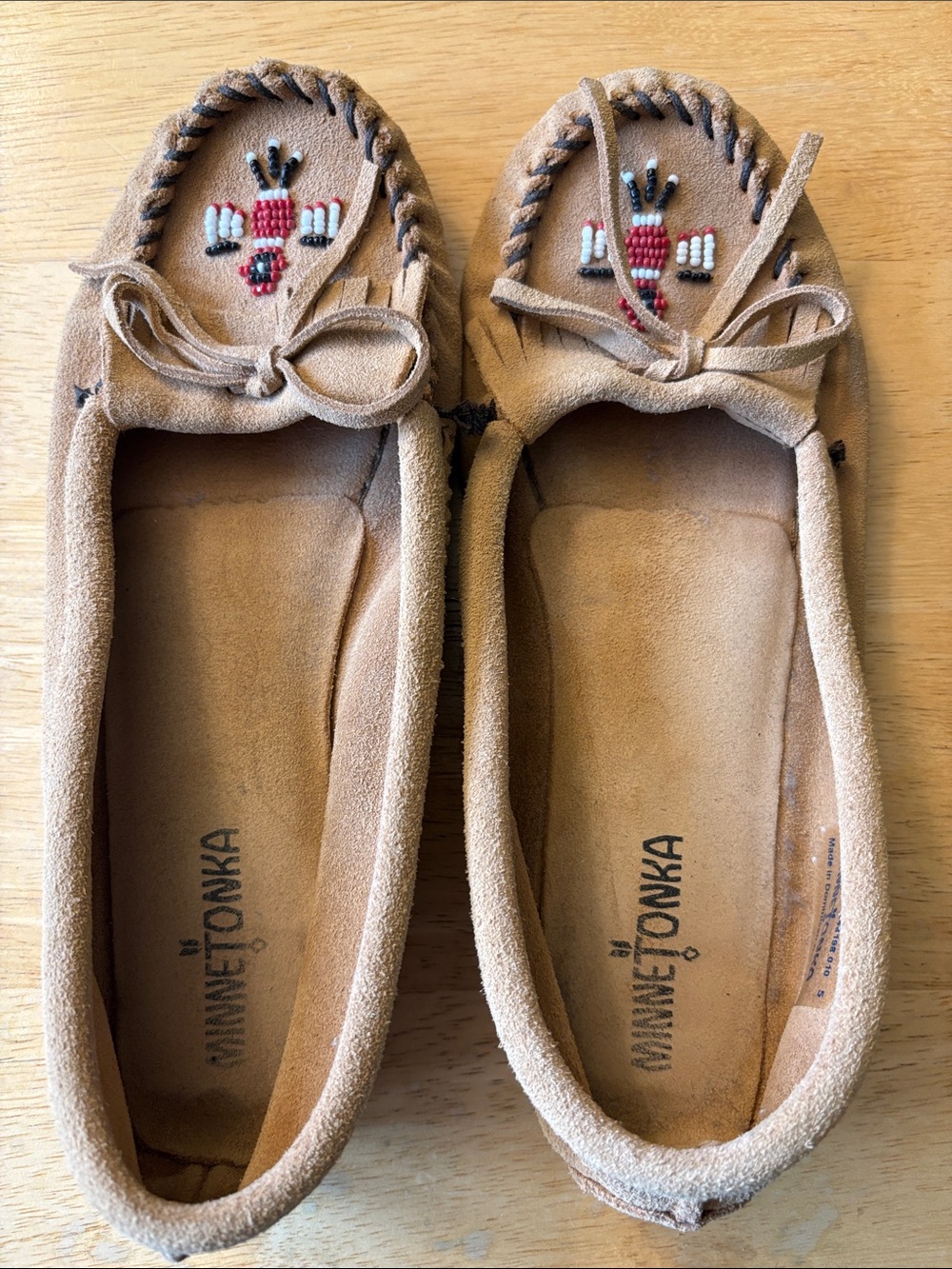 Minnetonka Tan Suede Beaded Bow Moccasins. Size 9